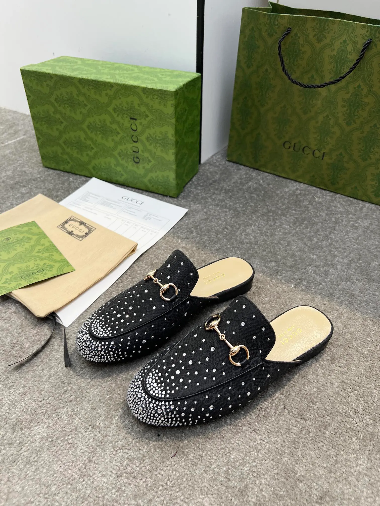 👟👟Ex-factory price 380👟👟 Genuine leather sole +50 Original quality guccisummer's latest limited edition slippers, top quality, purchased genuine development original special hot diamond process classic double G presbyopic inner sheepskin with Italian original board material and craftsmanship are the same as the original! Code number: 35-42,